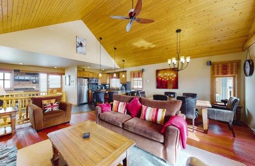 Big White Ski Resort House | Woodcutter Cabin 16