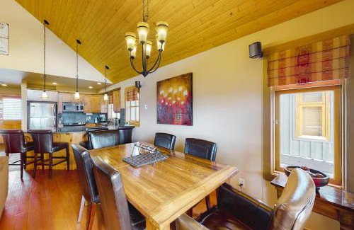 Big White Ski Resort House | Woodcutter Cabin 16