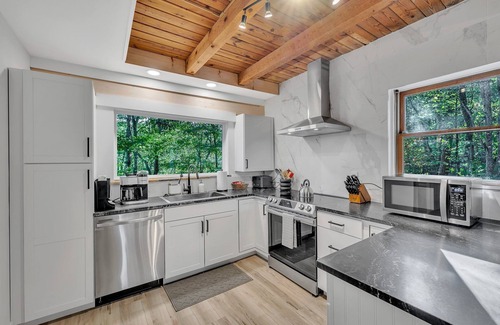 Greenville - Spartanburg Cabin | Wooded 3BR Luxury Cabin, Close to City & Nature