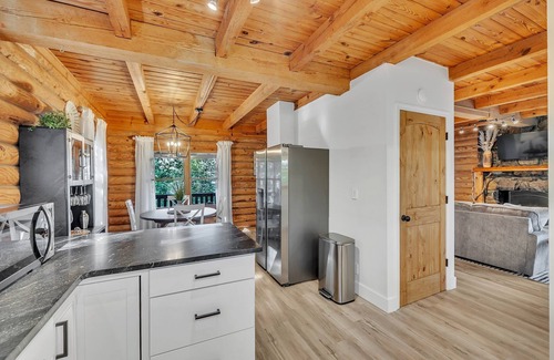 Greenville - Spartanburg Cabin | Wooded 3BR Luxury Cabin, Close to City & Nature