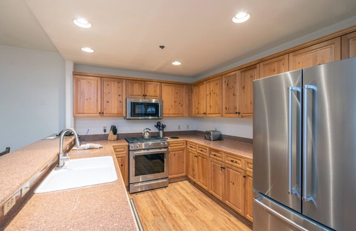 Mountain Village Condo | Wooded Family-Friendly 2-Bedroom Condo With Pool, Hot Tubs