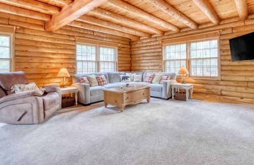 La Pine Cabin | Wooded family-friendly home near trails w/WiFi, 2 decks, hot tub, washer/dryer