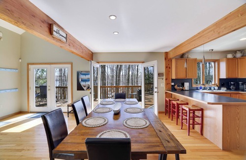 Locust Lake Village Ski Chalet | Wooded Lakeside adventure, walk to dock, 4 kid kayaks, screened porch, ping pong