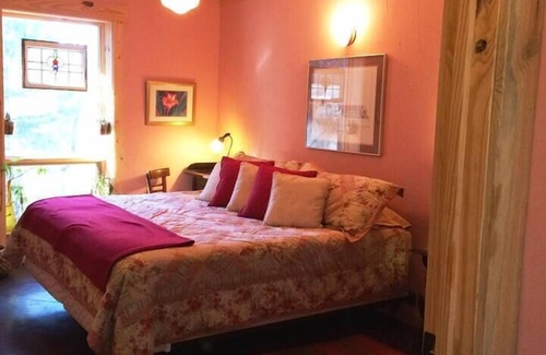 Van Zandt County House | Wooded LODGE, Sleeps 9, Pet Friendly, Accessible