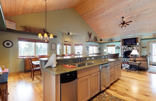 McCall House | Wooded lodge with wraparound deck & fireplace -1 block to river & near town/lake