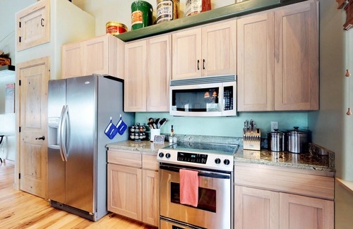 McCall House | Wooded lodge with wraparound deck & fireplace -1 block to river & near town/lake