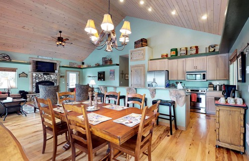 McCall House | Wooded lodge with wraparound deck & fireplace -1 block to river & near town/lake