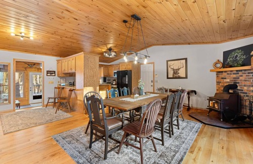 Danbury House | Wooded lot Private Cabin with 5br and 5 King Beds on the trails!