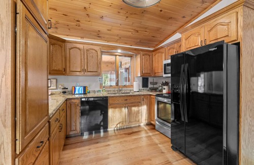 Danbury House | Wooded lot Private Cabin with 5br and 5 King Beds on the trails!