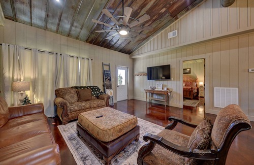 Brenham House | Wooded lot with pond, deer feeder, 3 minutes to downtown Brenham.