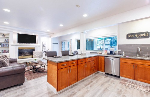 Lynnwood Apartment | Wooded OasisnA Modern & Cosy MIL Suite with a Private Hot Tub & Pool.
