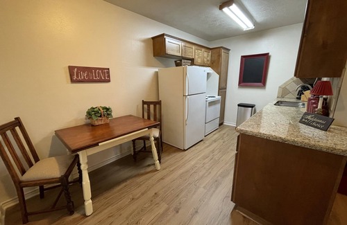 College Station Apartment | Wooded Private Retreat on 1.65 Acres10 min to Texas A&M!