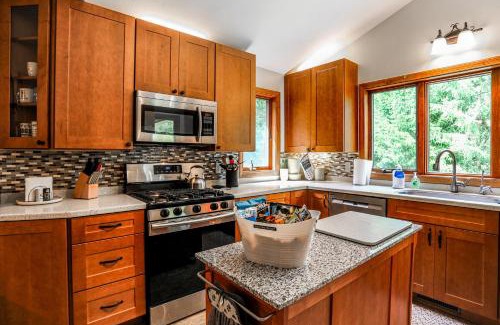 Edinboro House | Wooded Retreat on 5 Acres 6 Mi to Edinboro Lake!