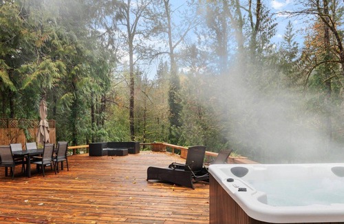 Marmot House | Wooded Riverside Retreat, Pet Friendly, Single Level, Open Layout, Hot Tub, BBQ, 20 Miles to Mt Hood