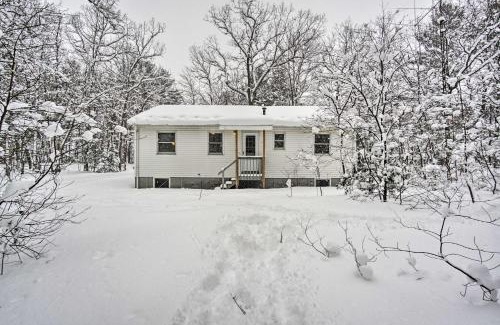 Lakewood Club House | Wooded Twin Lakes Retreat 13 Mi to Lake Michigan!
