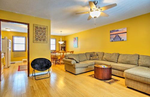 Lakewood Club House | Wooded Twin Lakes Retreat 13 Mi to Lake Michigan!