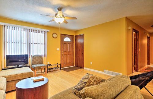 Lakewood Club House | Wooded Twin Lakes Retreat 13 Mi to Lake Michigan!