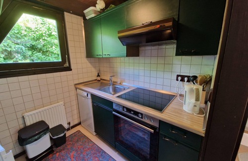 Machtlos House | Wooden bungalow with a terrace, in a wooded area