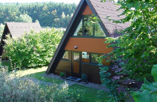 Machtlos House | Wooden bungalow with a terrace, in a wooded area