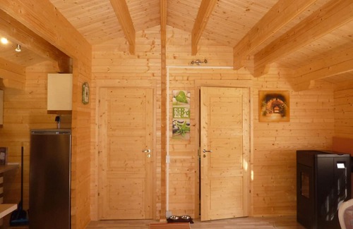 Beltheim House | Wooden cabin is situated right by the forest, with the Deimerbach stream meandering past the fully fenced site