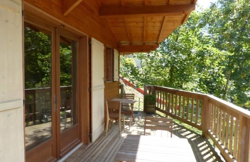 Saint-Maxire Ski Chalet | Wooden cottage on stilts