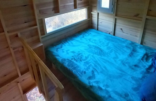 Aiguelèze Cabin | Wooden hut accessible by a path at the edge of the woods