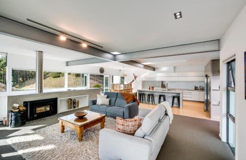 Havelock North House | Woodford Views - Havelock North Holiday Home