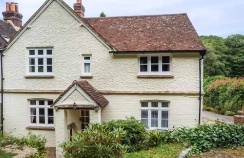 Holmbury St Mary Cottage | WOODHILL COTTAGE, family friendly, with open fire in Holmbury St Mary