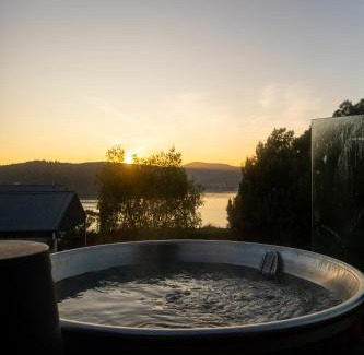 Lymington House | Woodland Bay Retreat-Hot tub,Sauna and Bayview Retreat