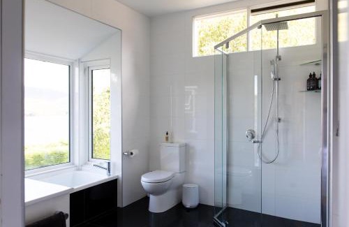 Lymington House | Woodland Bay Retreat-Hot tub,Sauna and Bayview Retreat