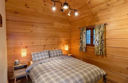 East Kootenay Hotel | Woodland Comfort in Radium – 2BR Suite in Mountain Lodge