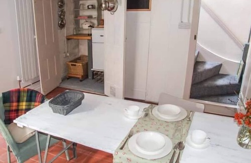 Little Malvern Cottage | WOODLAND COTTAGE, romantic, character holiday cottage in Malvern