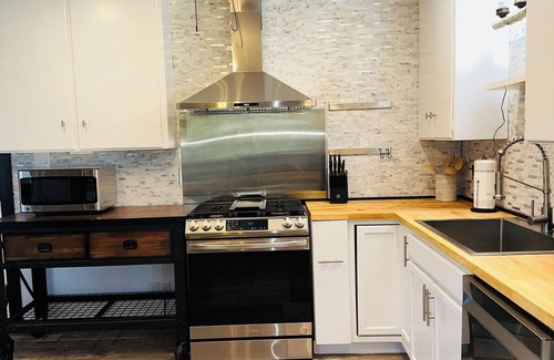 Lower Kingsbury House | Woodland Escape | Cozy Kingsbury Cabin w/Hot Tub & Sauna | NVH0650