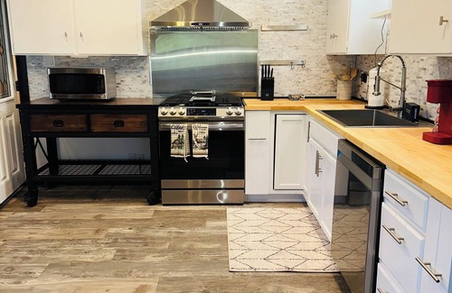 Lower Kingsbury House | Woodland Escape | Cozy Kingsbury Cabin w/Hot Tub & Sauna | NVH0650