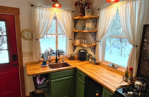 Sandpoint Cabin | Woodland Hideaway Cozy Cabin in the Woods, Peaceful, Charming & Pet-Friendly