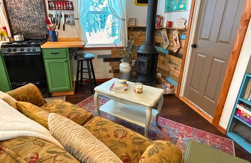 Sandpoint Cabin | Woodland Hideaway Cozy Cabin in the Woods, Peaceful, Charming & Pet-Friendly
