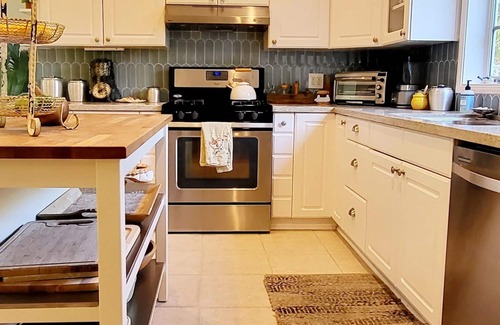Woodland Hills Cottage | Woodland Hills Cottage on beautiful 1/4 acre property