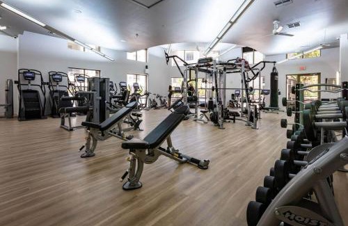 Warner Center Apartment | Woodland Hills Luxury Apt 2 bed CA