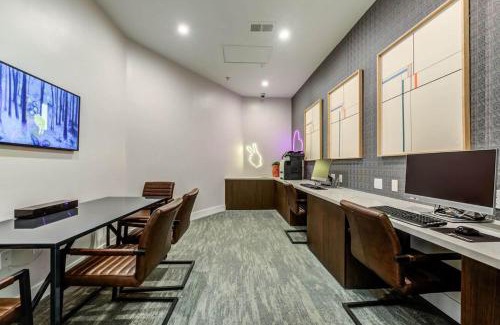 Warner Center Apartment | Woodland Hills Luxury Apt 2 bed CA