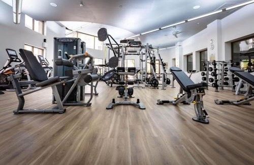 Warner Center Apartment | Woodland Hills Luxury Apt 2 bed CA