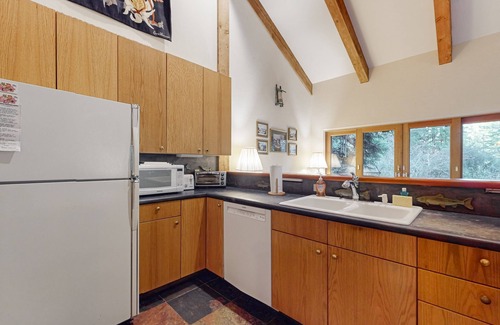Anchor Bay House | Woodland home with hot tub, deck, olive tree, near beach - 1 dog OK