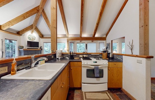 Anchor Bay House | Woodland home with hot tub, deck, olive tree, near beach - 1 dog OK