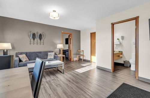 Meadow Lake Hotel | Woodland Inn Meadow Lake