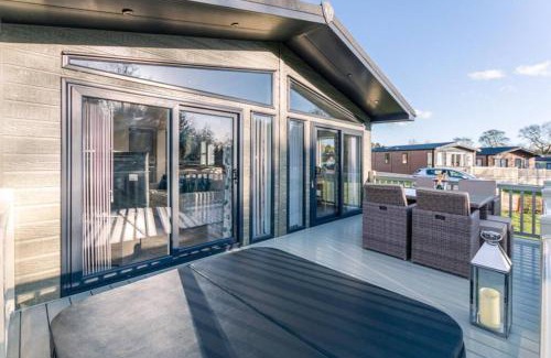 Allerthorpe Cabin | Woodland Jewel Lodge with Hot Tub