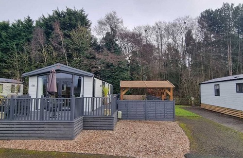 Fangfoss Cabin | Woodland Lodge A Beautiful 2 Bedroom Lodge ,hot tub ,garden Area ,pet Friendly