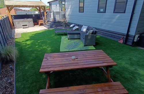 Fangfoss Cabin | Woodland Lodge A Beautiful 2 Bedroom Lodge ,hot tub ,garden Area ,pet Friendly