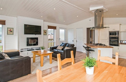 Woodham Walter Ski Chalet | Woodland Lodge that’s well equipped with one large double with en suite shower and one twin room.