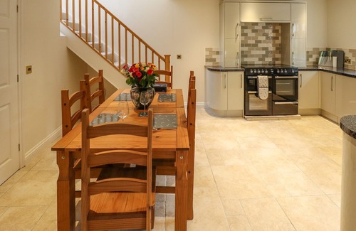 Boston House | WOODLAND LODGE, pet friendly, with hot tub in Boston