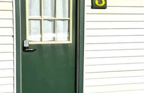 Coudersport Cabin | Woodland Retreat: A Rare Cabin by the Seaside l Sleep 2