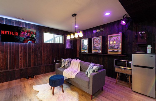 South Hill Apartment | Woodland Retreat for Two: Dog-Friendly with Arcade Vibes in Peaceful Puyallup